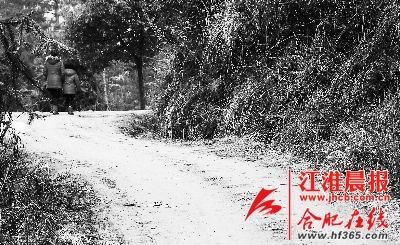 2月21日，媽媽帶著小雪離開了村子。 晨報記者 高博 攝