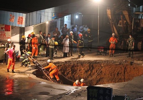 　圖為救援人員正在搜救。