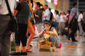 5月26日，武廣高鐵長(zhǎng)沙南站，因?yàn)楦哞F設(shè)備故障，滯留了大量旅客。圖/記者李坤