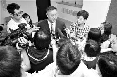 6月5日，商務(wù)部新聞辦公室召開“中歐光伏產(chǎn)品貿(mào)易摩擦”專題發(fā)布會。發(fā)布會結(jié)束后，中國機電產(chǎn)品進出口商會會長張鈺晶接受記者采訪。新京報記者