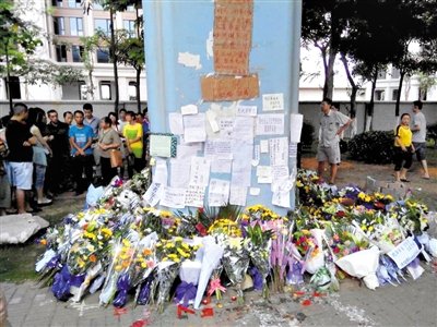 　昨日，廈門市民在BRT的橋墩下放上鮮花悼念逝者。新京報(bào)記者 郭鐵流 攝