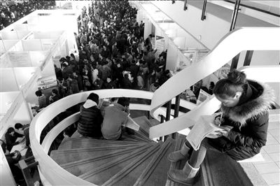 2月23日，北京春節(jié)后首場大型招聘會(huì)在老國展舉行。（資料圖片）京華時(shí)報(bào)記者張斌攝