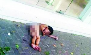 大熱天，小女孩赤身躺在馬路上