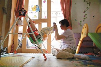 6月14日，未婚媽媽于軍的家里，她正在陪女兒悅悅玩耍。悅悅4歲了，因為沒有爸爸的信息而始終上不了戶口。