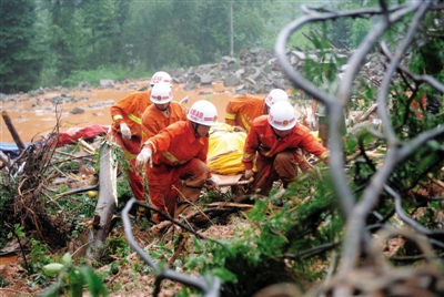昨日，消防隊員在四川省都江堰市中興鎮(zhèn)三溪村滑坡現(xiàn)場運送遇難者遺體。新華社記者 薛玉斌 攝