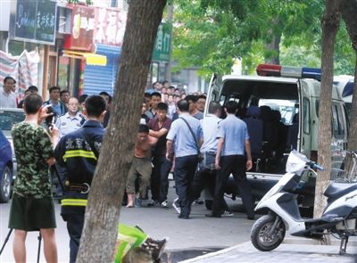 女童安全獲救后，嫌疑人被制服并由民警押出餐館。新華社發(fā)