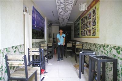 發(fā)生女童劫持事件的面館，事后現(xiàn)場一片狼藉。新京報(bào)記者 周崗峰 攝