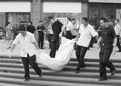 昨日,朝陽區(qū)青年路大悅城東側(cè),一男子持刀行兇致兩人死亡。經(jīng)初步審查,嫌疑人自稱孝某(男,27歲,山東省沂水縣人),有精神病。目前,北京警方正聯(lián)系兩名受害人的親友。新華社發(fā)