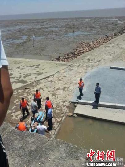 圖為網友@龍眼看新聞提供的溺水事故救援現場。 網友@龍眼看新聞 攝