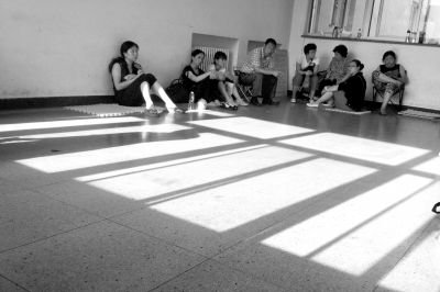 女童的家屬在醫(yī)院走廊中等待。京華時(shí)報(bào)記者趙思衡攝