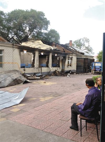 7月27日，海倫聯(lián)合敬老院內(nèi)，幾名老人看著對面被燒毀的特護(hù)病房。新京報記者 涂重航 攝