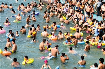 昨日，濟南市最高氣溫超過37℃，位于市區(qū)黑虎泉畔的泉水浴場免費開放。