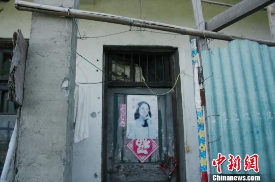 圖為嫌犯租住的民房，當天受害人即攀在門上的窗口對外呼救。 吳佳蔚 攝