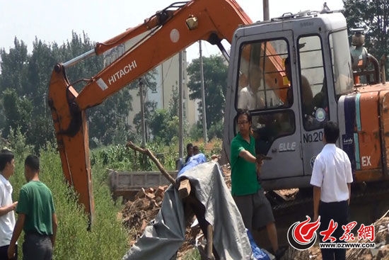 陳寶成手持自制刀斧守在挖掘機旁阻止便衣民警靠前。（視頻截圖）