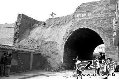 昨日上午9時左右，工人在倒塌處重新裝上護欄。實習記者 楊虎元 攝