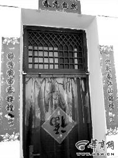 昨日中午，張某辦公室大門緊閉。