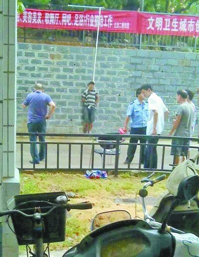 小偷被五花大綁捆在小區(qū)門前的墻壁上示眾。 網(wǎng)友羅先生 攝