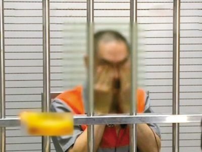 韓磊掩面哭泣。