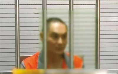 涉嫌窩藏罪的李明在接受訊問。