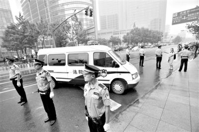 　　昨日早上,押解李某某的車隊(duì)開進(jìn)法院。當(dāng)日,李某某等5人涉嫌強(qiáng)奸案在海淀法院不公開審理。本版攝影/新京報(bào)記者 王貴彬