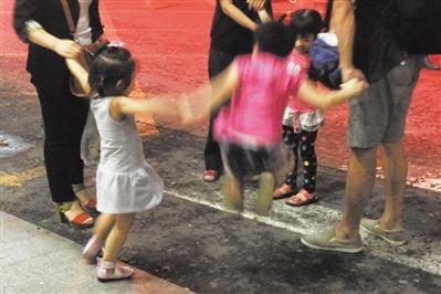 2012年8月1日晚，北京兒童醫(yī)院，三個來自廊坊的小女孩在玩耍，她們都被幼兒園老板性侵害。本版攝影/新京報記者 尹亞飛