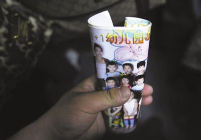 2012年8月1日，事發(fā)幼兒園一受害女童展示班級合影。