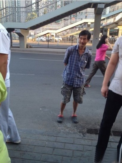 搶嬰男子站在一旁。