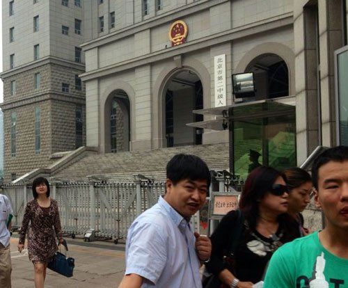 上午10：35分左右，蘇順虎律師和其家屬從法院西大門出來。