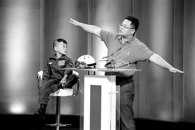 9月6日，“鷹爸”和多多在北京科影制片廠錄制一檔節(jié)目。