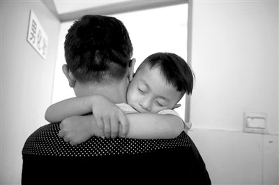 9月6日，“鷹爸”抱著多多去化妝間，準(zhǔn)備錄制節(jié)目。