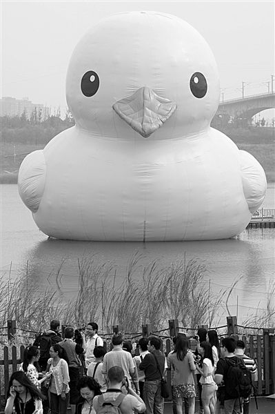 前日，大黃鴨首秀時，皮膚發(fā)皺、嘴巴尖尖朝下嘟，顯得頗為“委屈”。