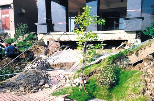 廣東珠海一小區(qū)路面下陷3米 回應(yīng)稱因軟土下沉