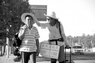 徒步旅途的第77天，雷闖與父親一起前行。雷闖供圖