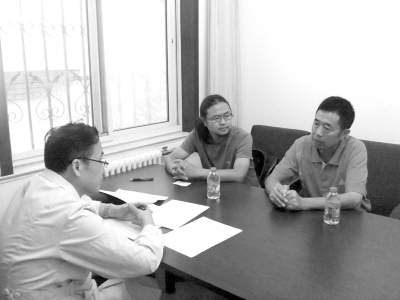 9月13日下午，雷闖(中)與父親在國家衛(wèi)計委遞交建議信，與衛(wèi)計委工作人員交流?！±钻J供圖