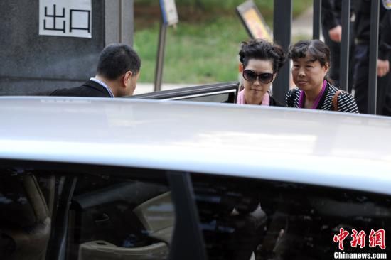 圖為宣判結(jié)束后夢鴿面無表情走出海淀法院，乘車離開。