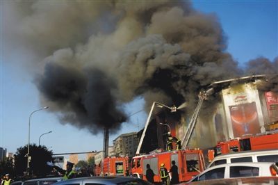 11日，蘋果園喜隆多商場，火災(zāi)現(xiàn)場濃煙滾滾。新華社發(fā)