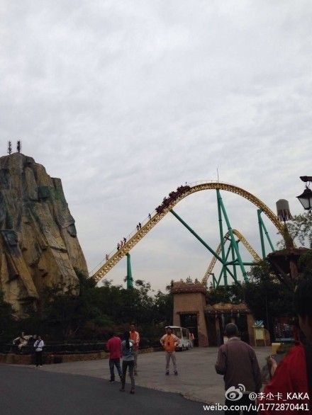 上海歡樂谷過山車發(fā)生故障，多位游客被卡在上面