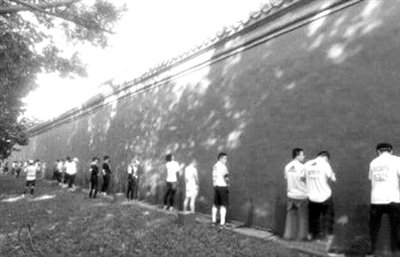 網(wǎng)友上傳的“北馬”選手集體“尿紅墻”圖片。