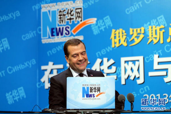 10月22日，俄羅斯總理梅德韋杰夫在新華網(wǎng)與中國網(wǎng)民進行在線交流互動。 新華社記者邢廣利攝