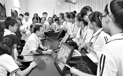 2013年5月30日，結(jié)合當(dāng)前國(guó)內(nèi)民眾普遍關(guān)注的“校長(zhǎng)開(kāi)房”、“強(qiáng)奸猥褻”等事件，廣西上思縣人民法院邀請(qǐng)中小學(xué)生到法院觀摩案件的庭審，提高他們的守法、維權(quán)意識(shí)。圖/IC