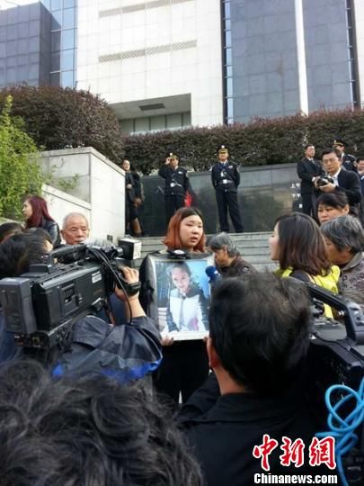 法院外，死者祁某的家人正在接受媒體采訪。 田雯 攝