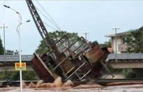 抽砂船卡在橋下。