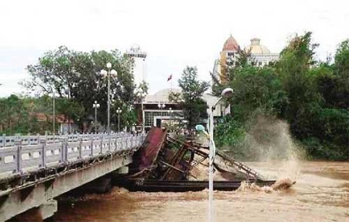 抽砂船卡在橋下。