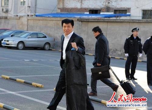 庭審當(dāng)日，李某某辯護(hù)律師張起淮匆匆趕到北京市一中院    人民網(wǎng)記者 翁奇羽攝