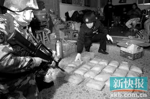 警方在村民家中搜獲大量冰毒。