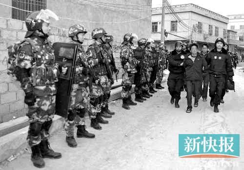 緝毒民警抓捕販毒嫌疑人。