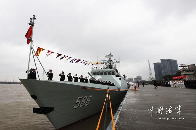 1月8日，某新型導(dǎo)彈護(hù)衛(wèi)艦吉安艦入列海軍東海艦隊(duì)命名授旗儀式現(xiàn)場。新華社發(fā)