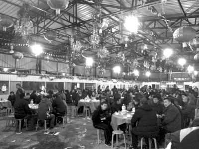 村主任孫女滿月宴席上，坐滿了前來道賀的村民。京華時報記者陶冉攝