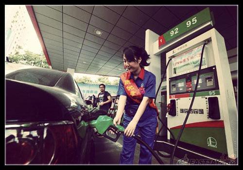 近日，有網(wǎng)友針對“超標40倍事件”評價說：“國內(nèi)加油站在油里加水是普遍現(xiàn)象。只是量多量少的問題，車主