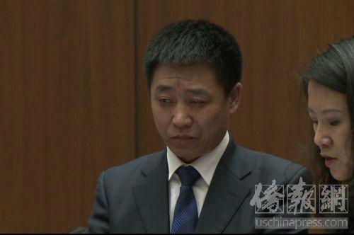 受害者瞿銘的父親瞿萬(wàn)志在法庭上發(fā)表聲明。（僑報(bào)記者夏嘉攝）